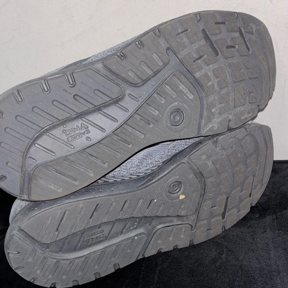 Brooks Beast GTS Light Gray Athletic Shoes - Picture 4 of 10